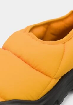 The North Face BASE CAMP THERMOBALL MULE UNISEX - Clogs - Summit Gold/black -The North Face 232acd66d606492388567577b400418d