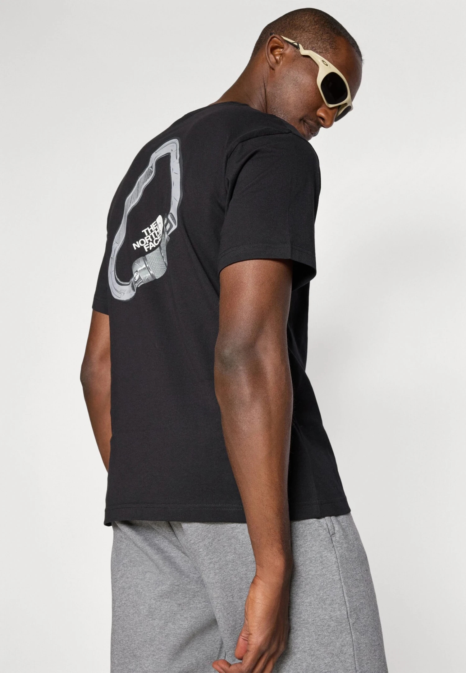 The North Face EXPLORE CARABINER RELAXED TEE UNISEX - Print T-shirt - Black 6 The North Face EXPLORE CARABINER RELAXED TEE UNISEX - Print T-shirt - Black - Image 4