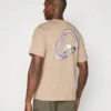 The North Face EXPLORE CARABINER RELAXED TEE UNISEX - Print T-shirt - Mushroom Grey -The North Face 4dfe4947406f4e5aaed981c577513a02