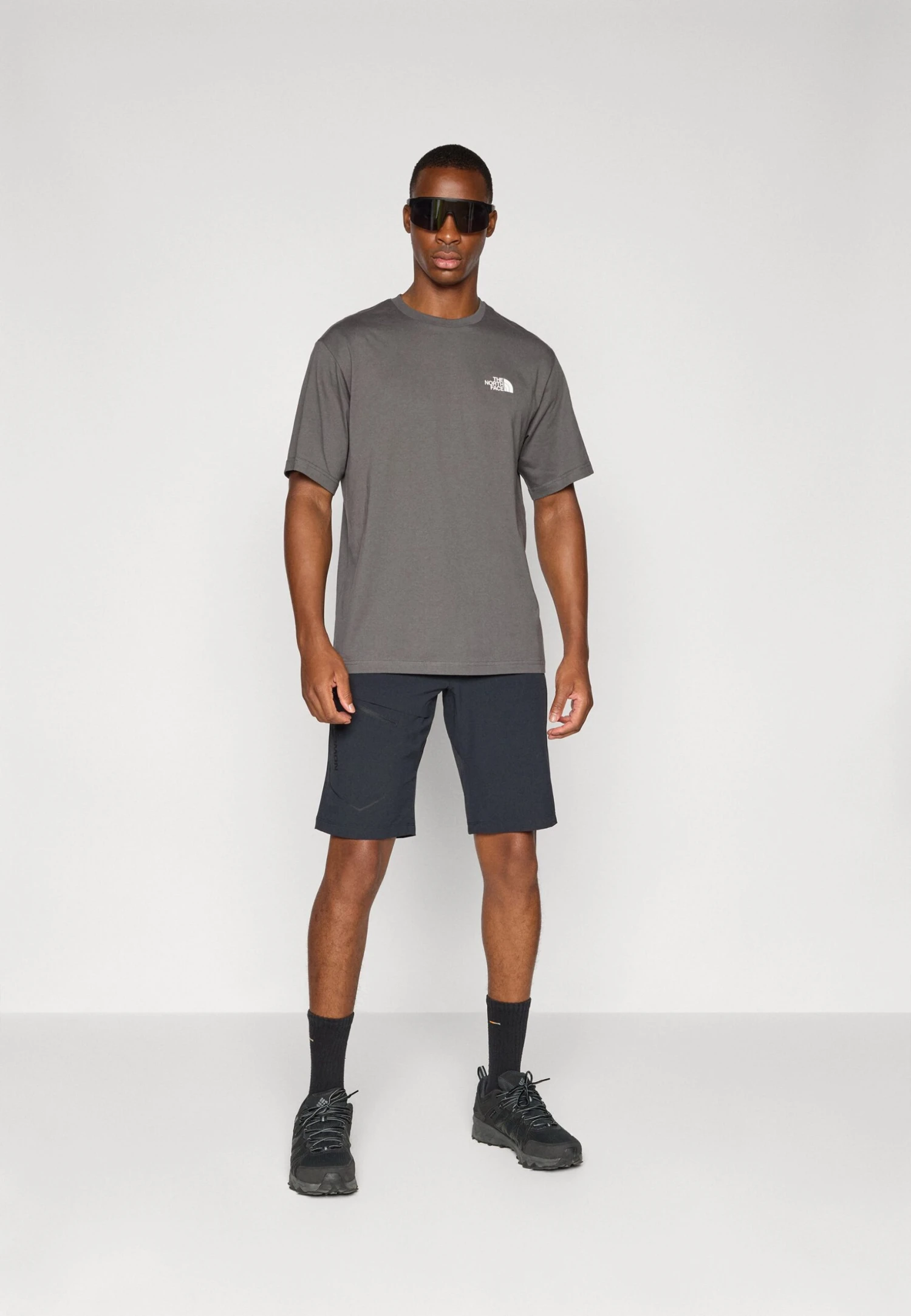 The North Face EXPLORE GEAR RELAXED TEE UNISEX - Print T-shirt - Anthracite Grey 4 The North Face EXPLORE GEAR RELAXED TEE UNISEX - Print T-shirt - Anthracite Grey - Image 2