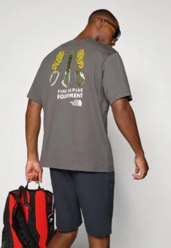 The North Face EXPLORE GEAR RELAXED TEE UNISEX - Print T-shirt - Anthracite Grey 13 The North Face EXPLORE GEAR RELAXED TEE UNISEX - Print T-shirt - Anthracite Grey -The North Face 6a0547934e15486e9f567903f48e9b49