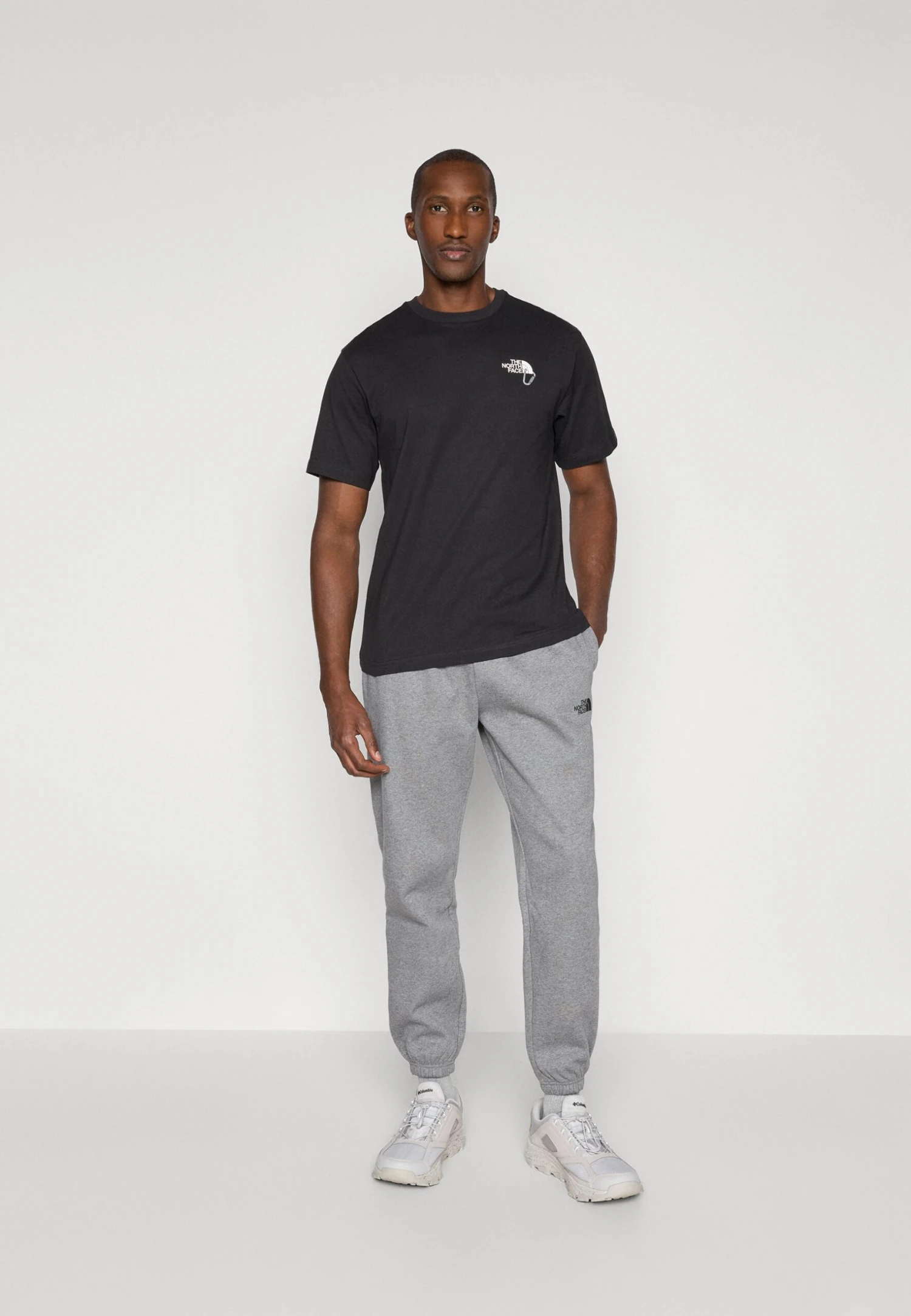 The North Face EXPLORE CARABINER RELAXED TEE UNISEX - Print T-shirt - Black 4 The North Face EXPLORE CARABINER RELAXED TEE UNISEX - Print T-shirt - Black - Image 2