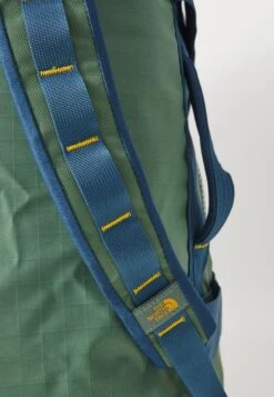 The North Face BASE CAMP VOYAGER DUFFEL 62L UNISEX - Sports Bag - Duck Green/shady Blue -The North Face 76567421055e4ea7ab2384d038b555d6