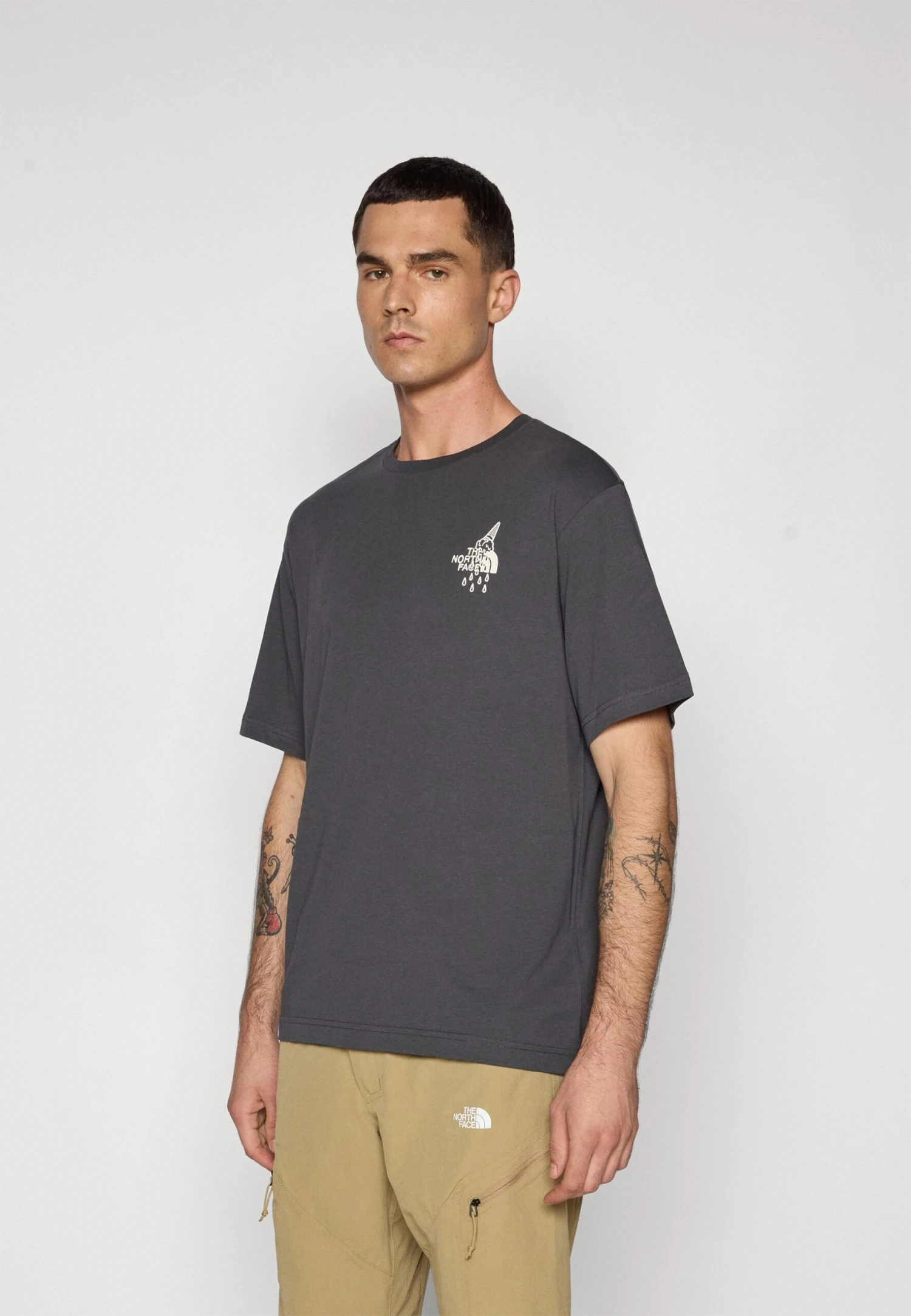 The North Face POWDER DAYS RELAXED TEE GRAPHIC UNISEX - Print T-shirt - Asphalt Grey 5 The North Face POWDER DAYS RELAXED TEE GRAPHIC UNISEX - Print T-shirt - Asphalt Grey - Image 3
