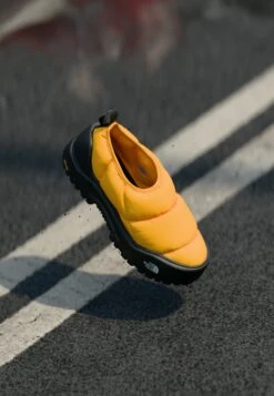 The North Face BASE CAMP THERMOBALL MULE UNISEX - Clogs - Summit Gold/black