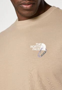 The North Face EXPLORE CARABINER RELAXED TEE UNISEX - Print T-shirt - Mushroom Grey -The North Face d1666ee7aa264e9b8eacc3fff87a2315