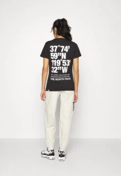 The North Face Coordinates Tee - Print T-Shirt - Black -The North Face d946109e621d4599912e053ecf9cd9c9